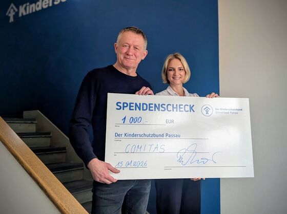 Spendenübergabe von Thomas Bruckner (Comitas) an Julia Stern (Kinderschutzbund Passau)